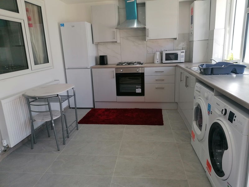 Room Bradley Road in Slough