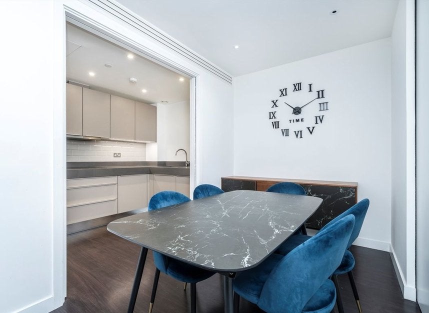 Flat Alie Street in Greater London