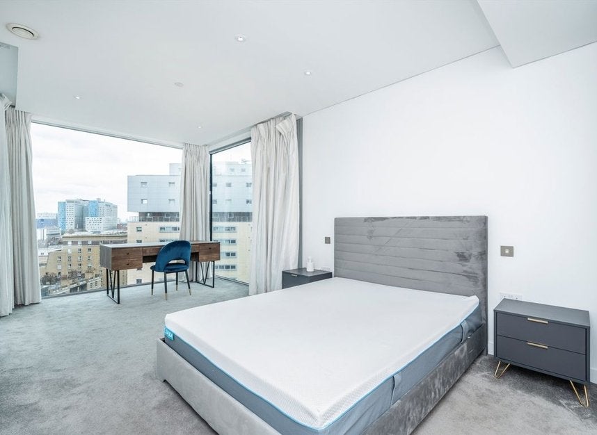 Flat Alie Street in Greater London