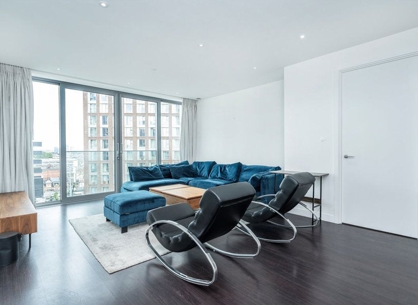 Flat Alie Street in Greater London