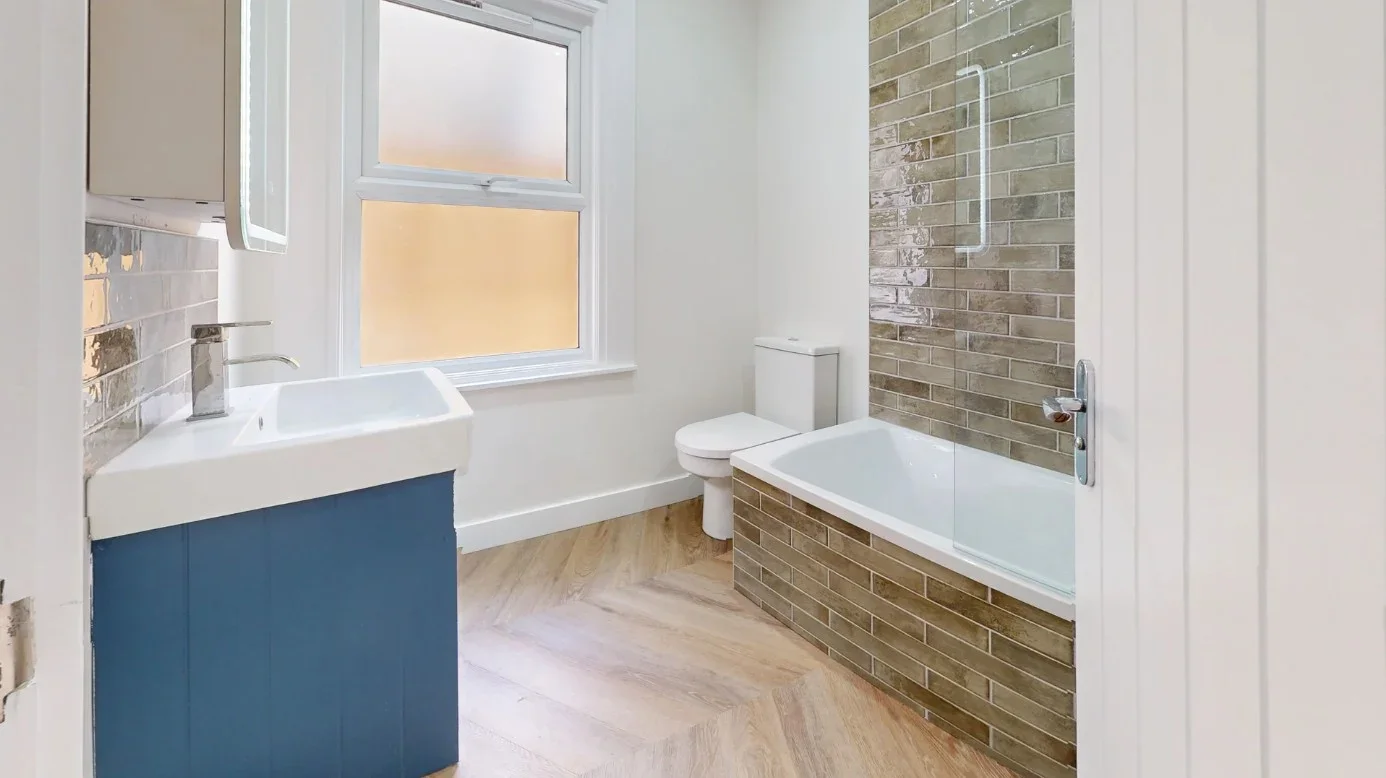 Flat Fortescue Road in Greater London