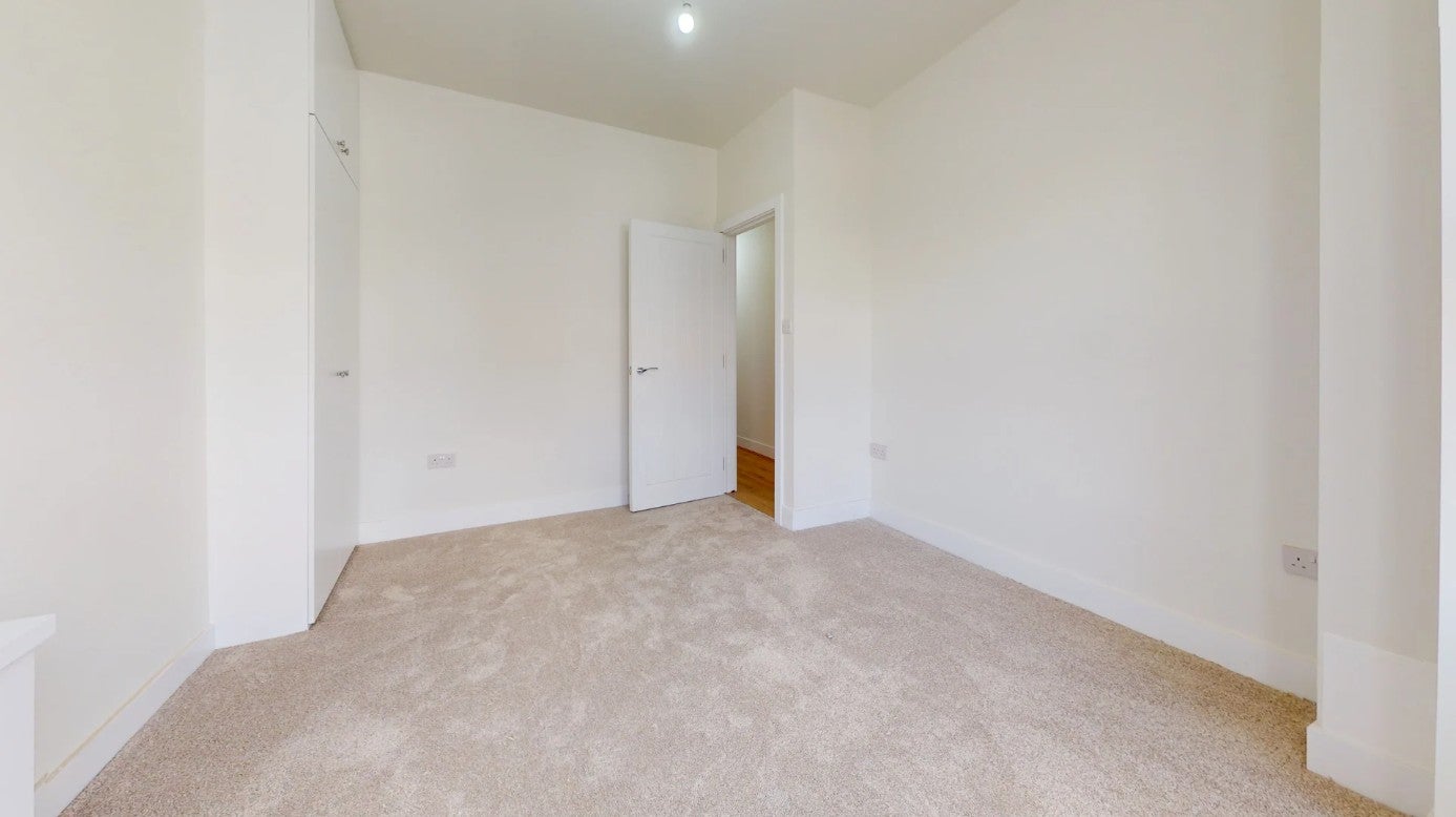 Flat Fortescue Road in Greater London