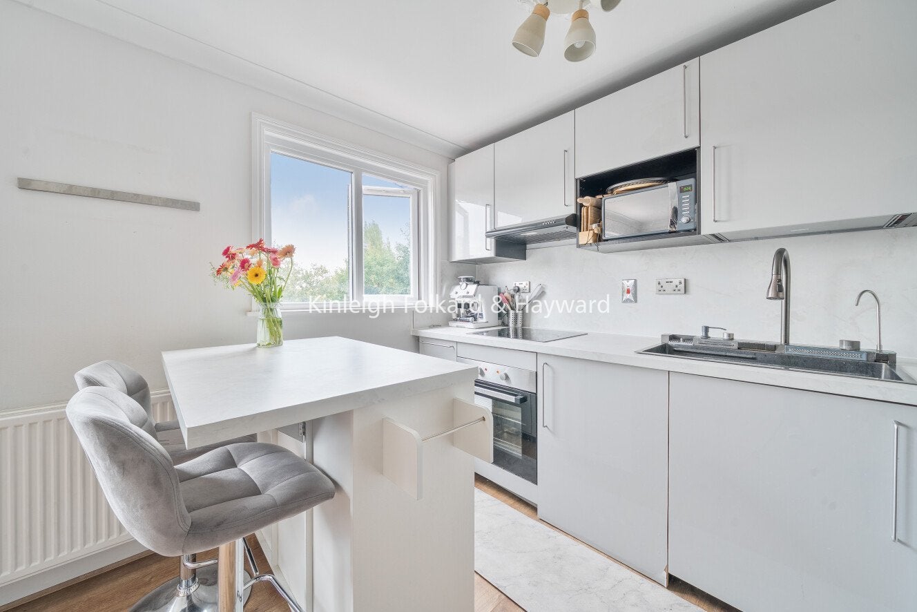 Flat Ellesmere Road in Greater London