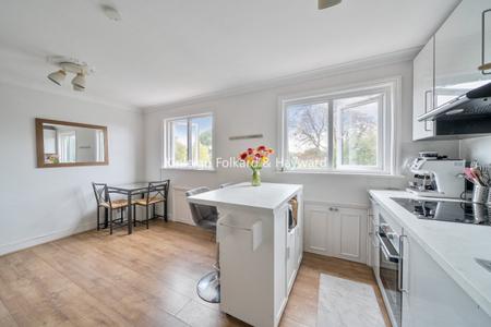 Flat Ellesmere Road in Greater London