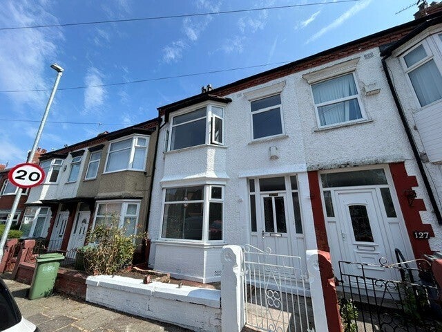 Flat Gorsefield Road in Birkenhead