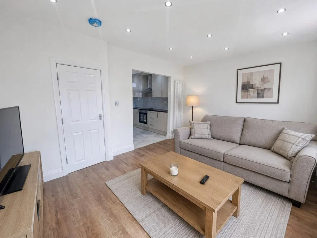 Room The Avenue in Greater London