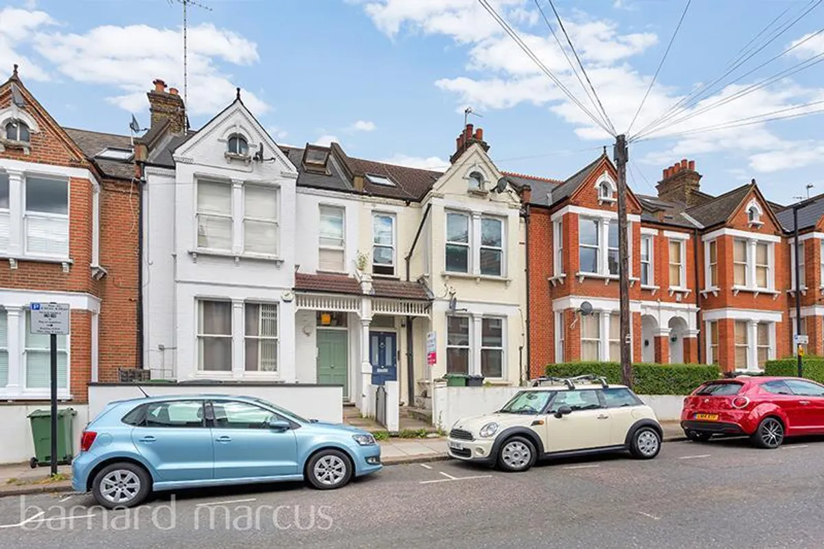 Flat Killyon Road in Greater London