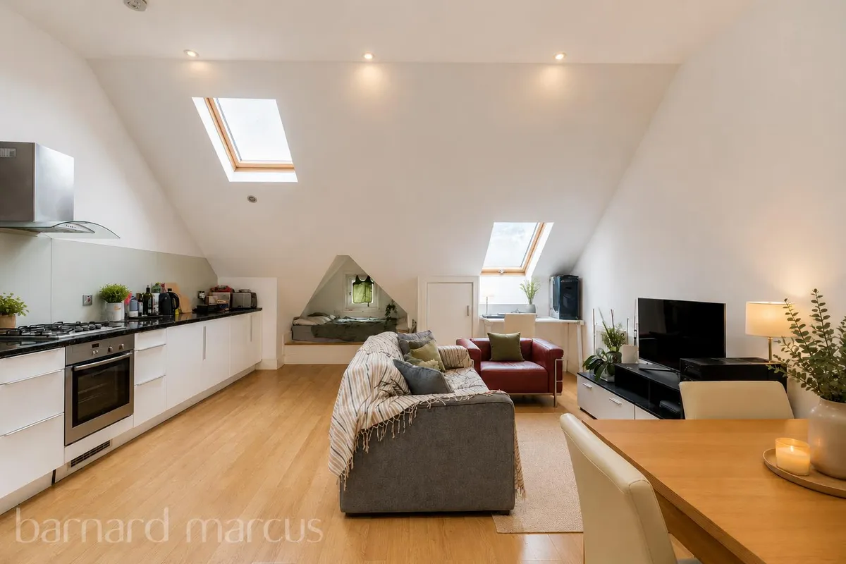 Flat Killyon Road in Greater London
