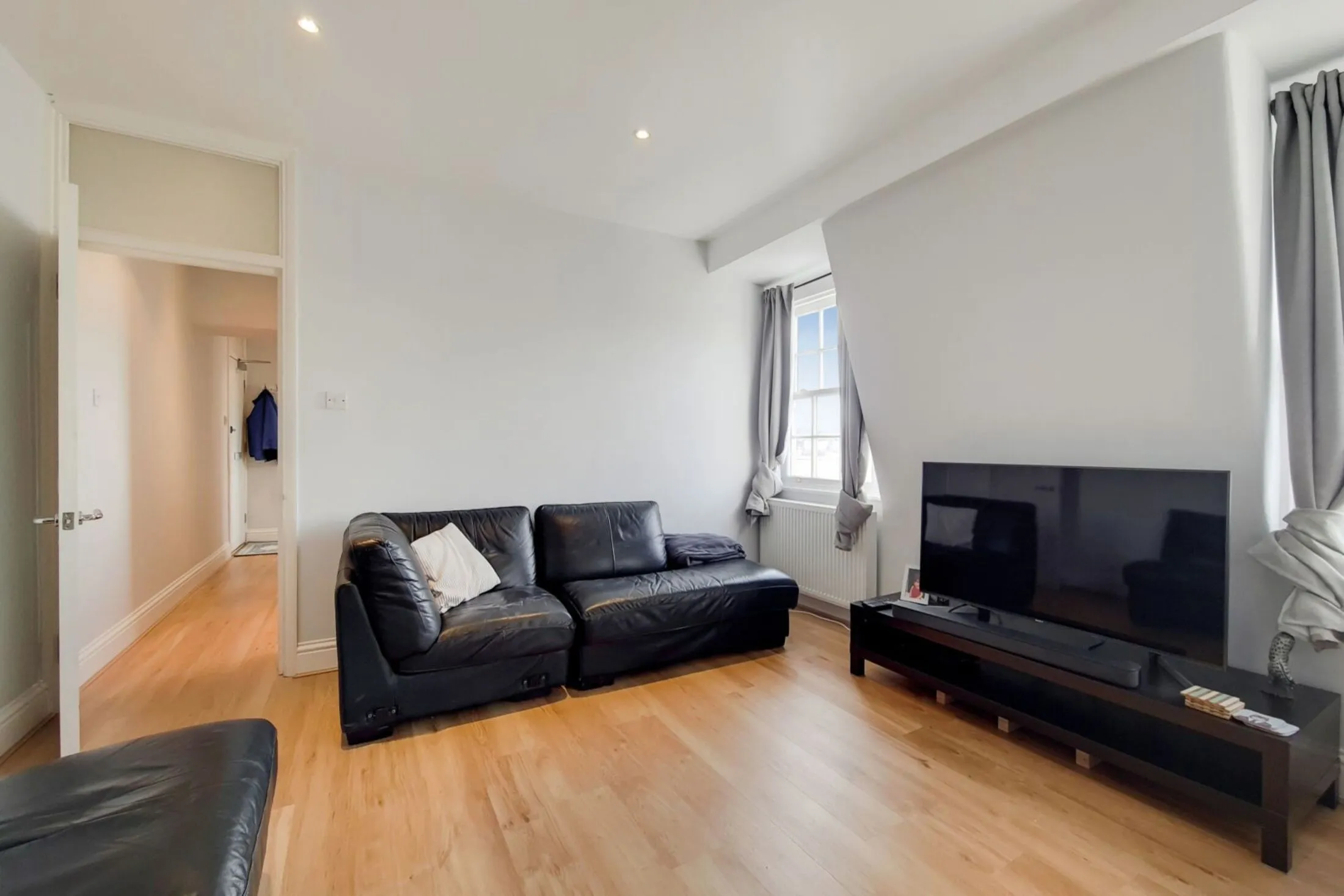 Flat Vauxhall Bridge Road in City of Westminster
