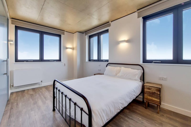 Room Wellers Way in Greater London