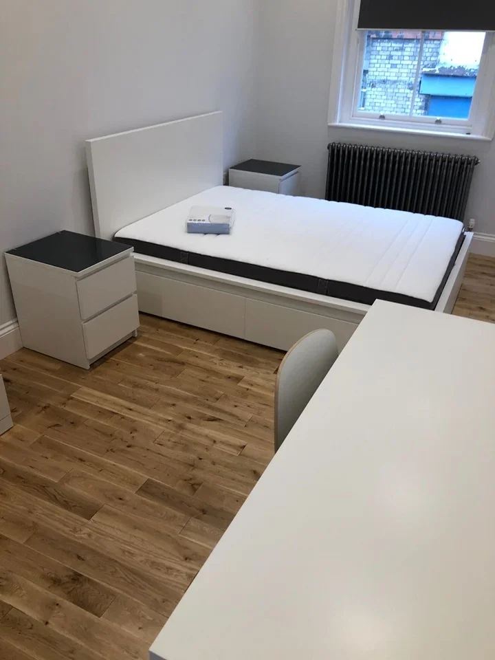 Flat Colonnade in Greater London