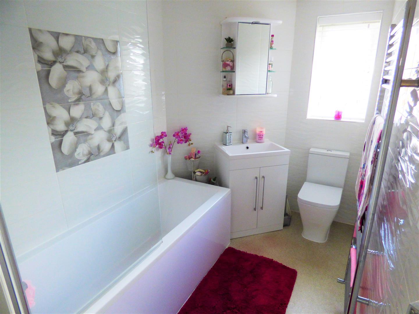 Flat Romulus Close in Wootton