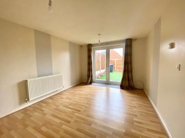 Flat Romulus Close in Wootton