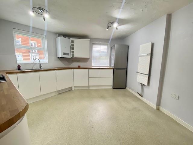 Flat Romulus Close in Wootton
