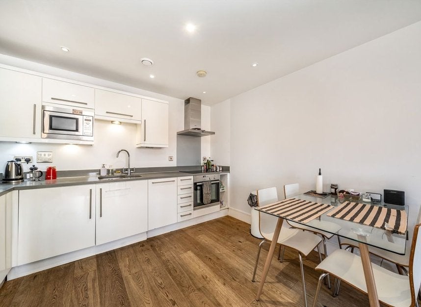 Flat Kilburn Park Road in Greater London
