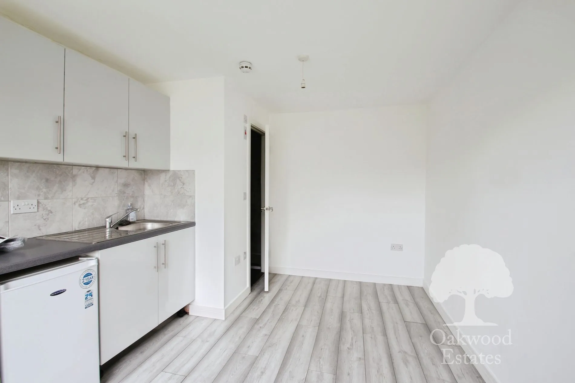 Room Rowan Road in Greater London