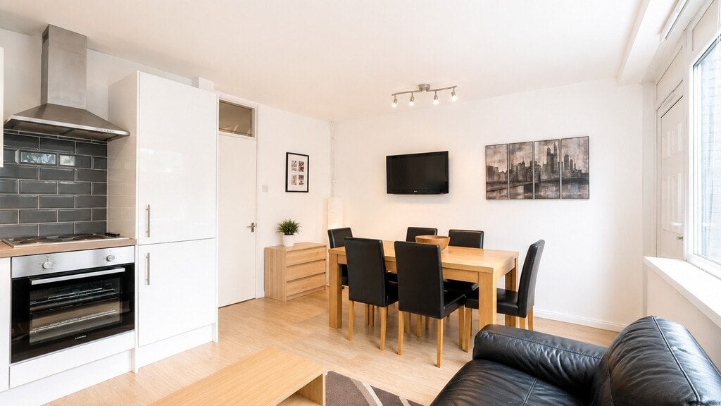 Room Saddlers Way in Greater London