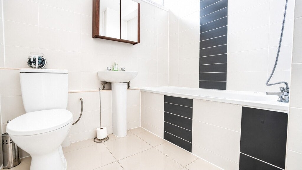 Room Saddlers Way in Greater London
