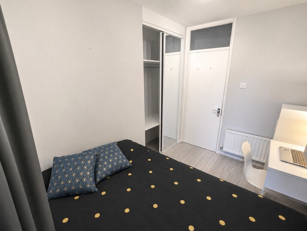 Room Saddlers Way in Greater London