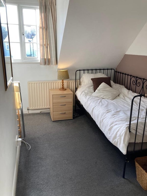 Room Hainault Road in Greater London