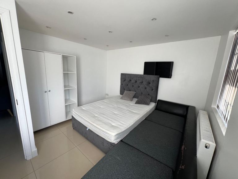 Flat Somerville Road in Greater London