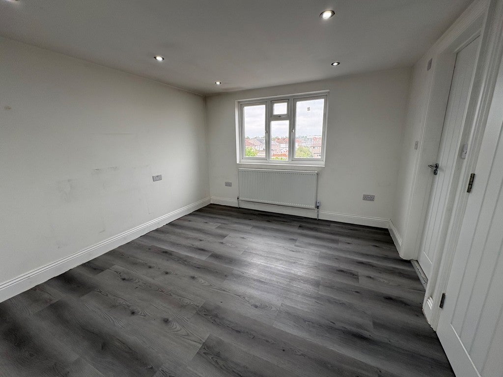 Flat Pinkwell Avenue in Greater London