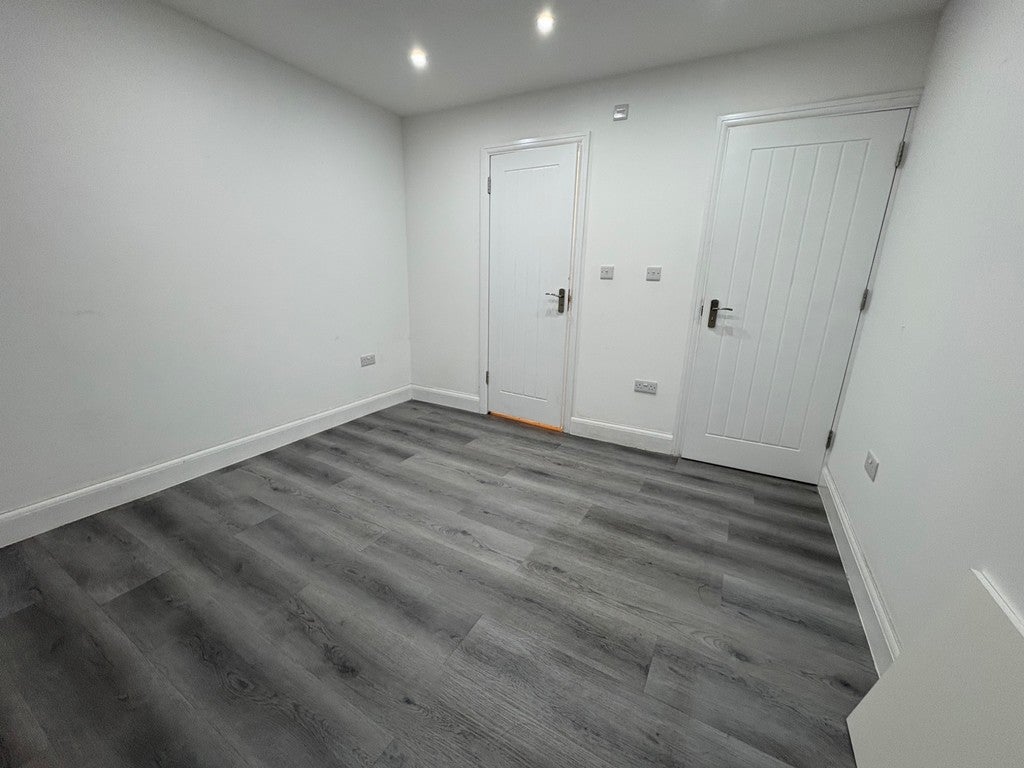 Flat Pinkwell Avenue in Greater London