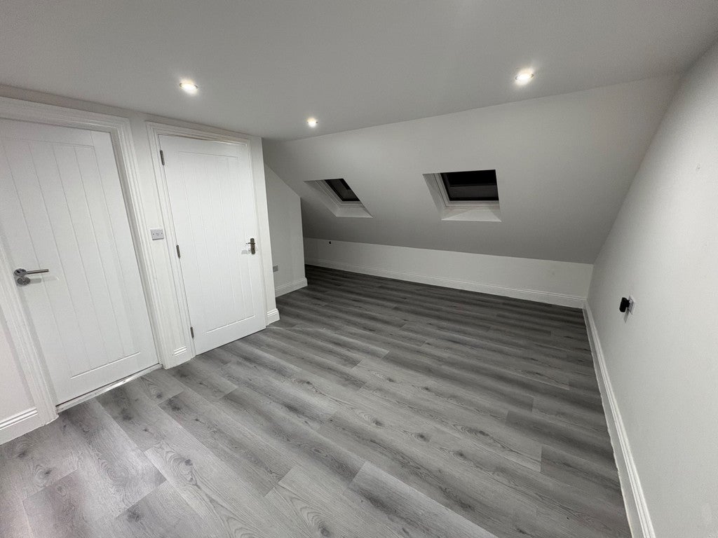 Flat Pinkwell Avenue in Greater London