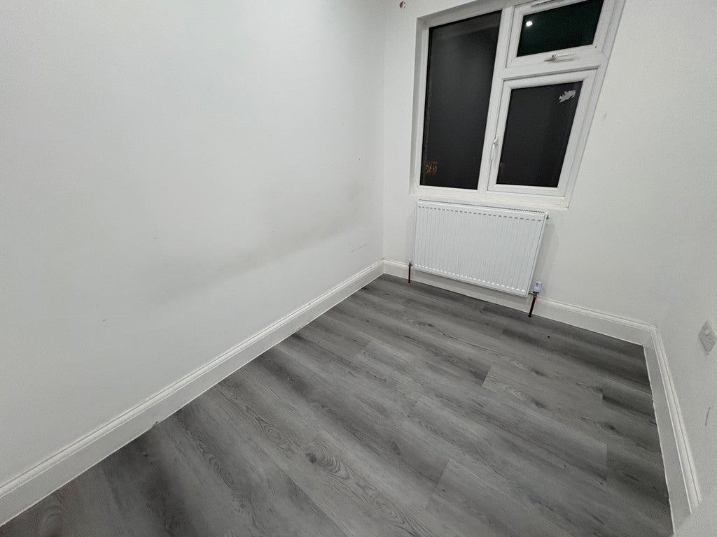 Flat Pinkwell Avenue in Greater London