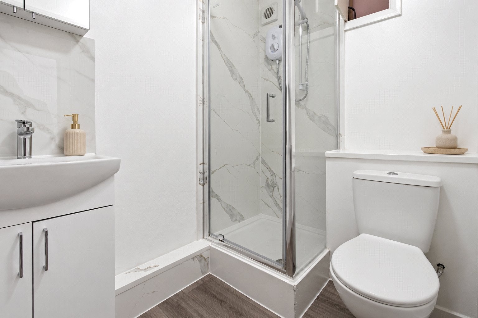 Flat Brownlow Road in Greater London