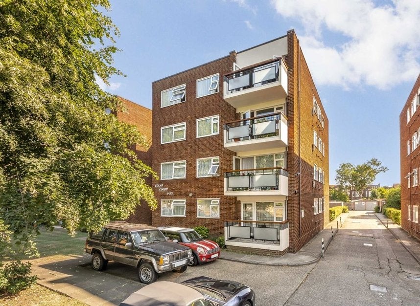 Flat Holder Close in Greater London