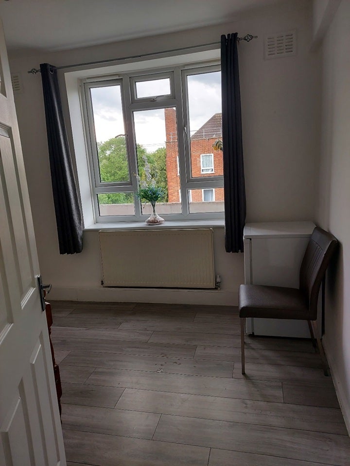 Flat Ravenbourne Estate in Greater London