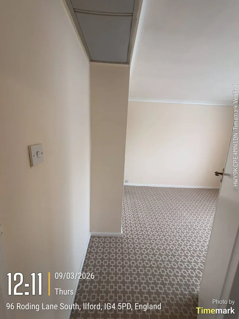 Room Cannon Street Road in Greater London