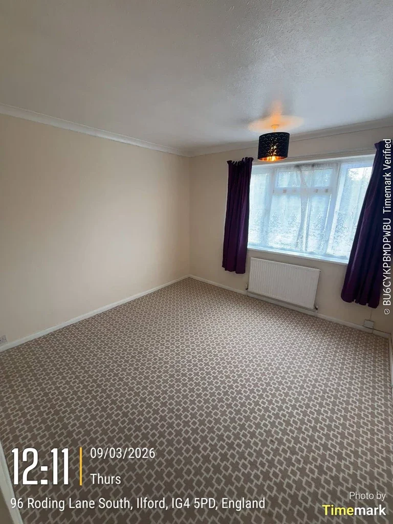 Room Cannon Street Road in Greater London