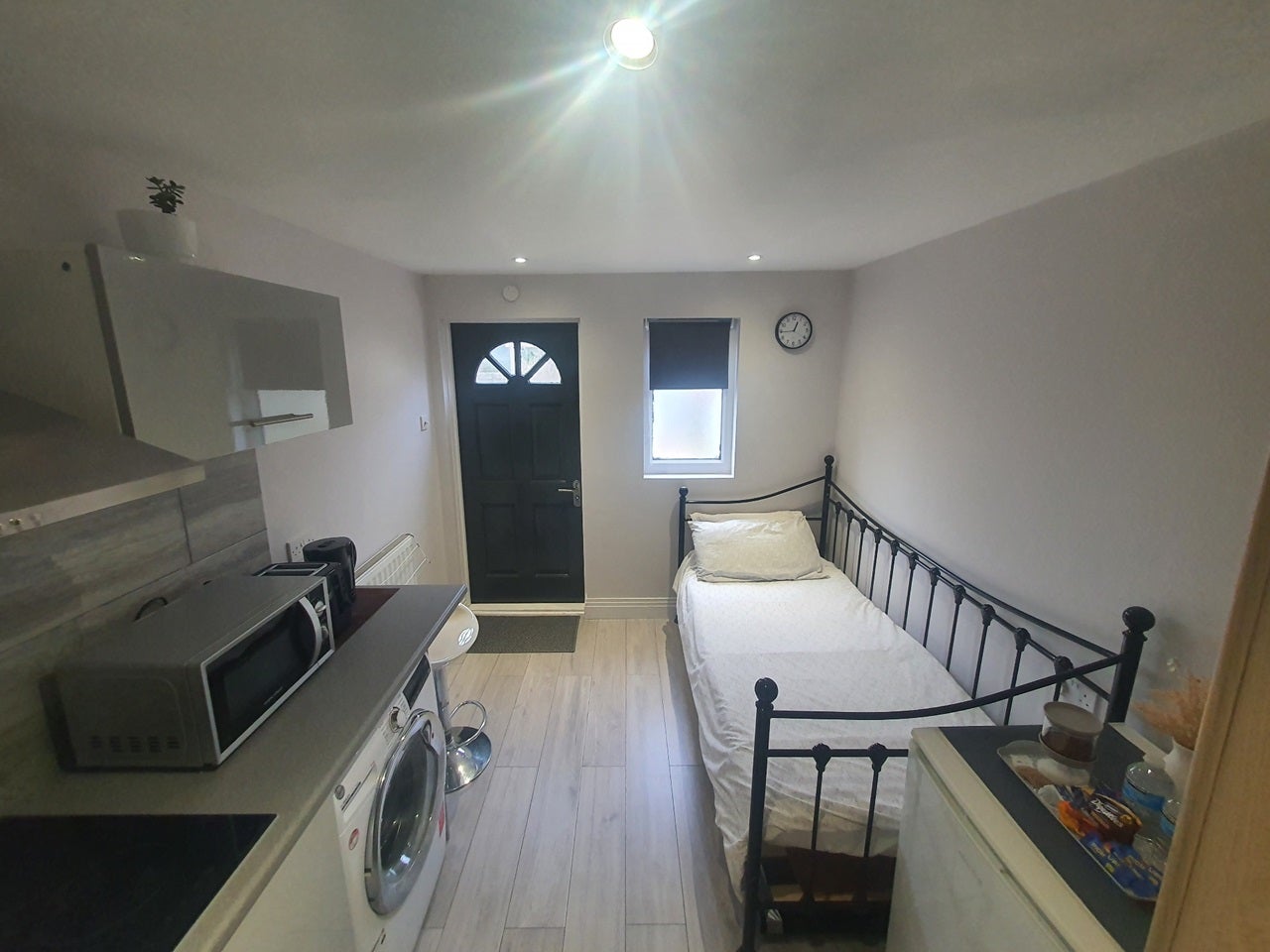 Room Prestwick Road in Watford