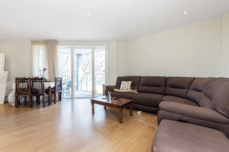 Flat Alvey Street in Greater London