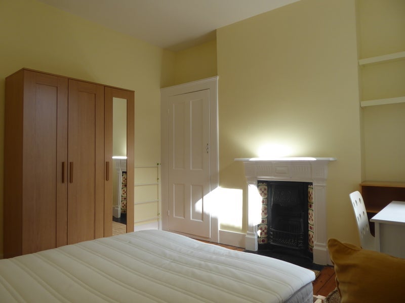 Room Guernsey Grove in Greater London