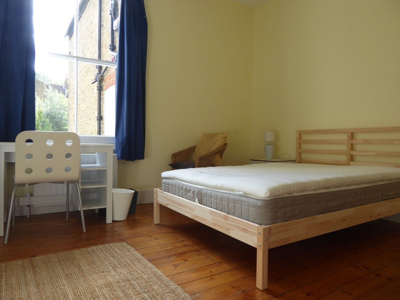 Room Guernsey Grove in Greater London