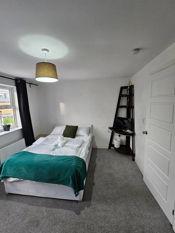 Room Wheeler Close in Burghfield