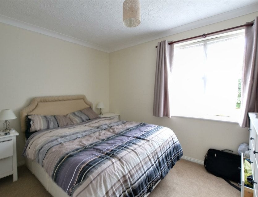 Flat Meadowlea Close in Greater London
