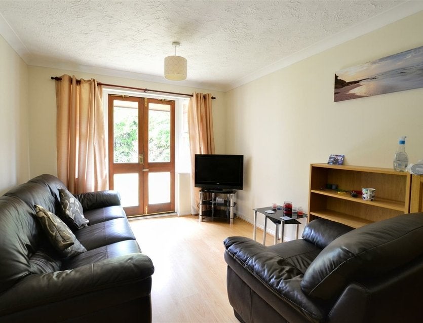 Flat Meadowlea Close in Greater London
