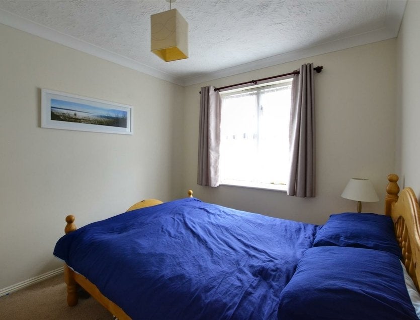 Flat Meadowlea Close in Greater London