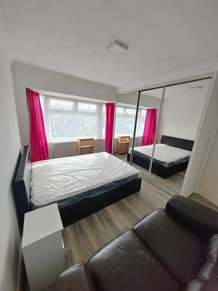 Room Central Avenue in Greater London