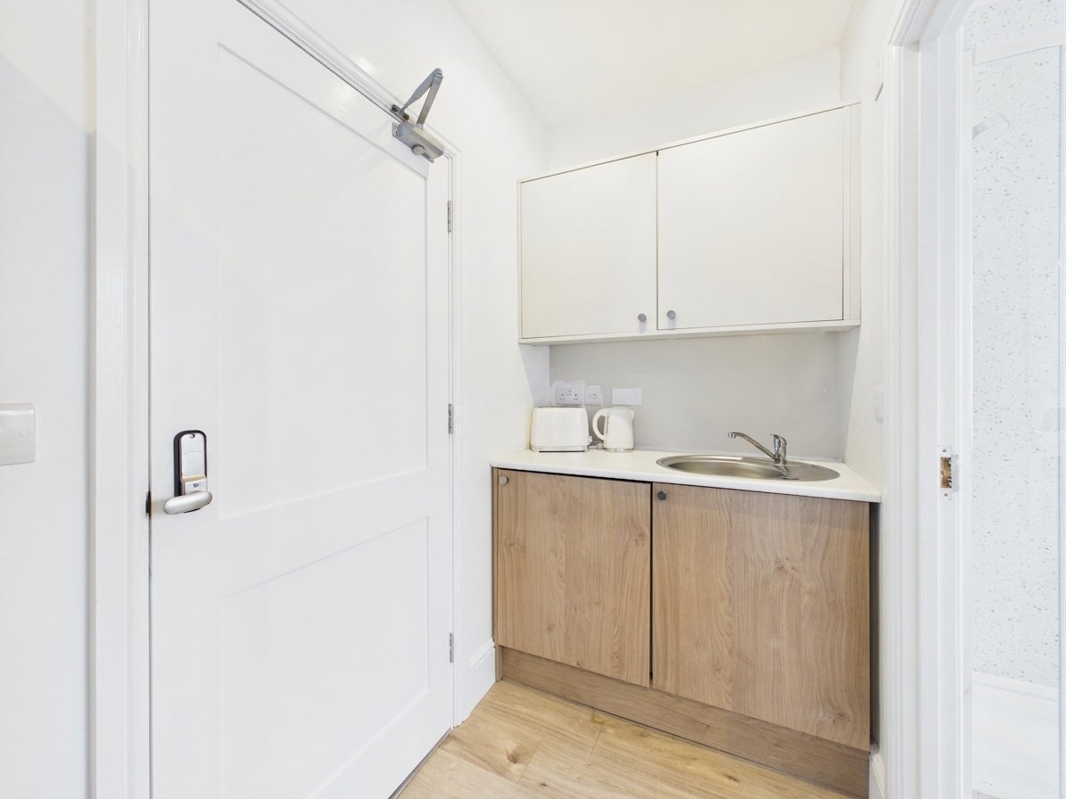 Room Tewkesbury Road in Gloucester