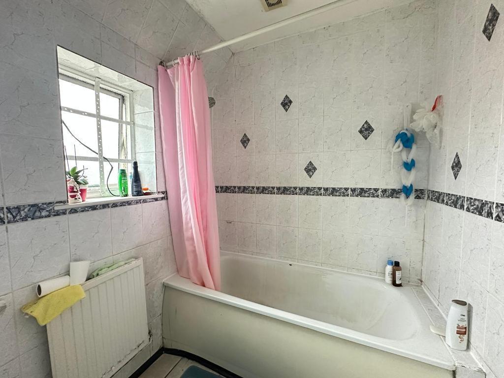 Room Old Oak Common Lane in Greater London