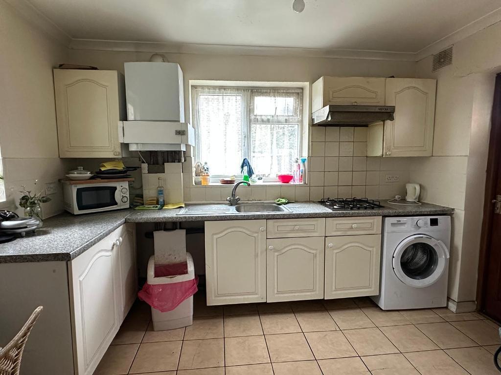 Room Old Oak Common Lane in Greater London