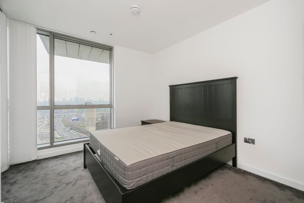 Flat Biscayne Avenue in Greater London