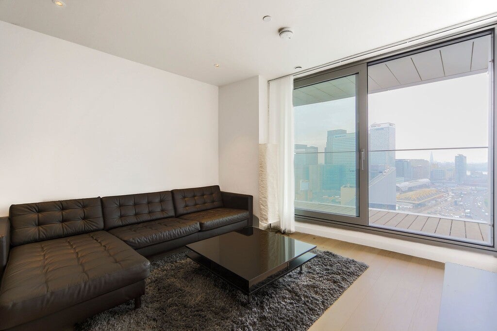 Flat Biscayne Avenue in Greater London