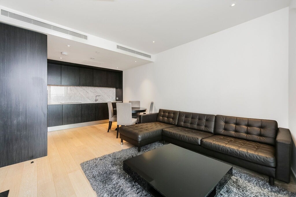 Flat Biscayne Avenue in Greater London