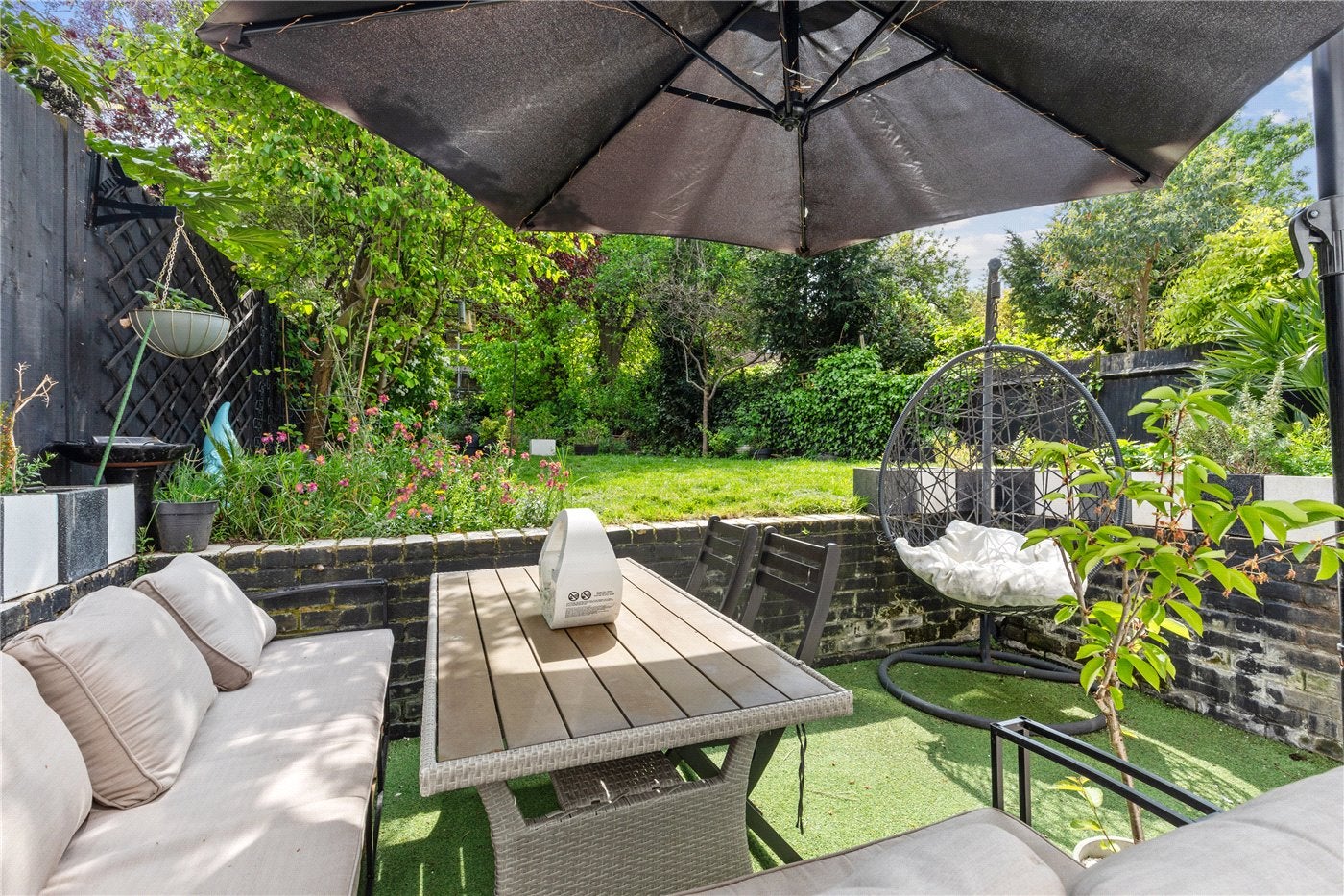 Flat Dunsmure Road in Greater London